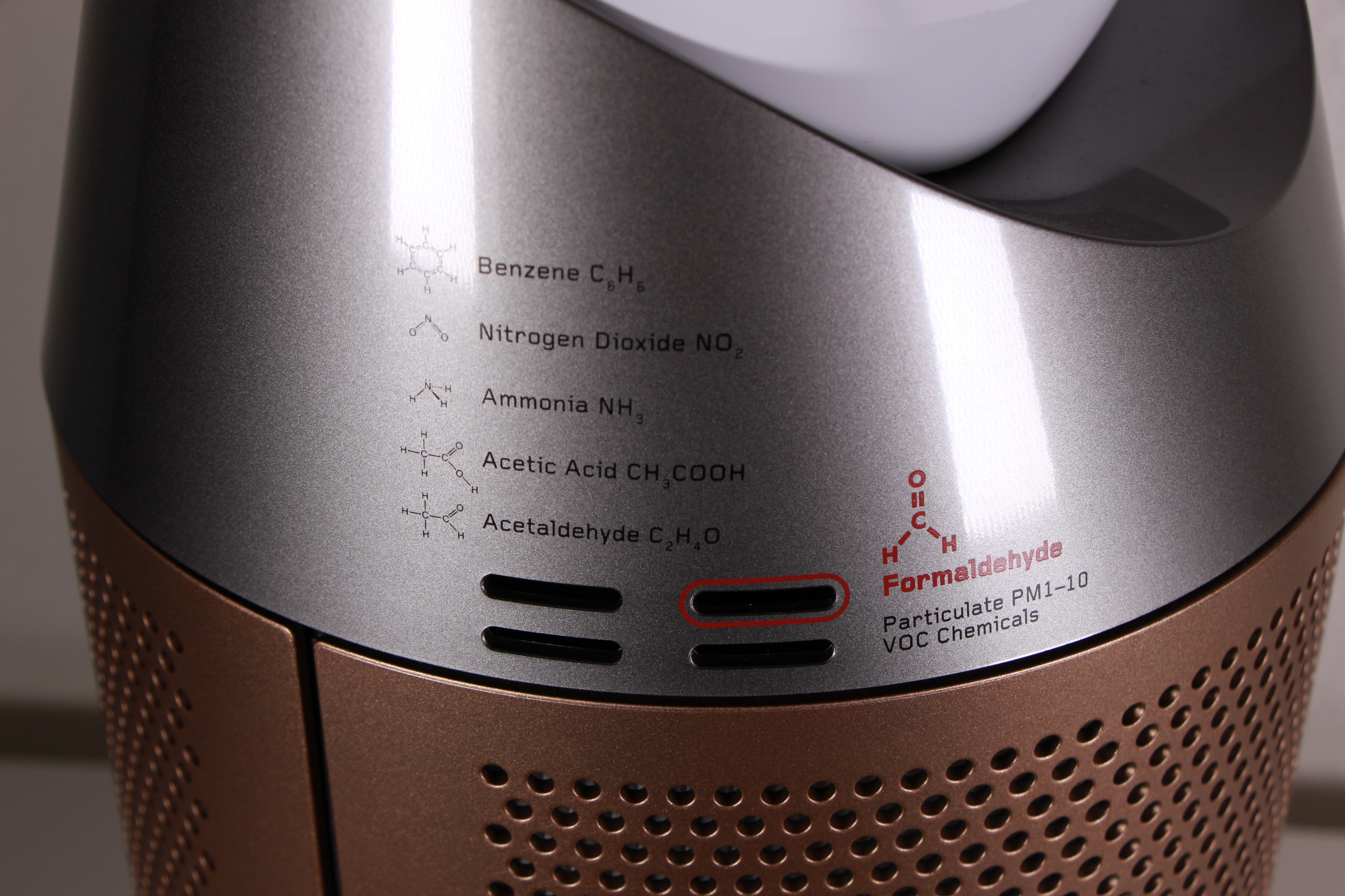 Очиститель воздуха Dyson Purifier Cool Formaldehyde показывает соединения и загрязнения, измеренные датчиками.